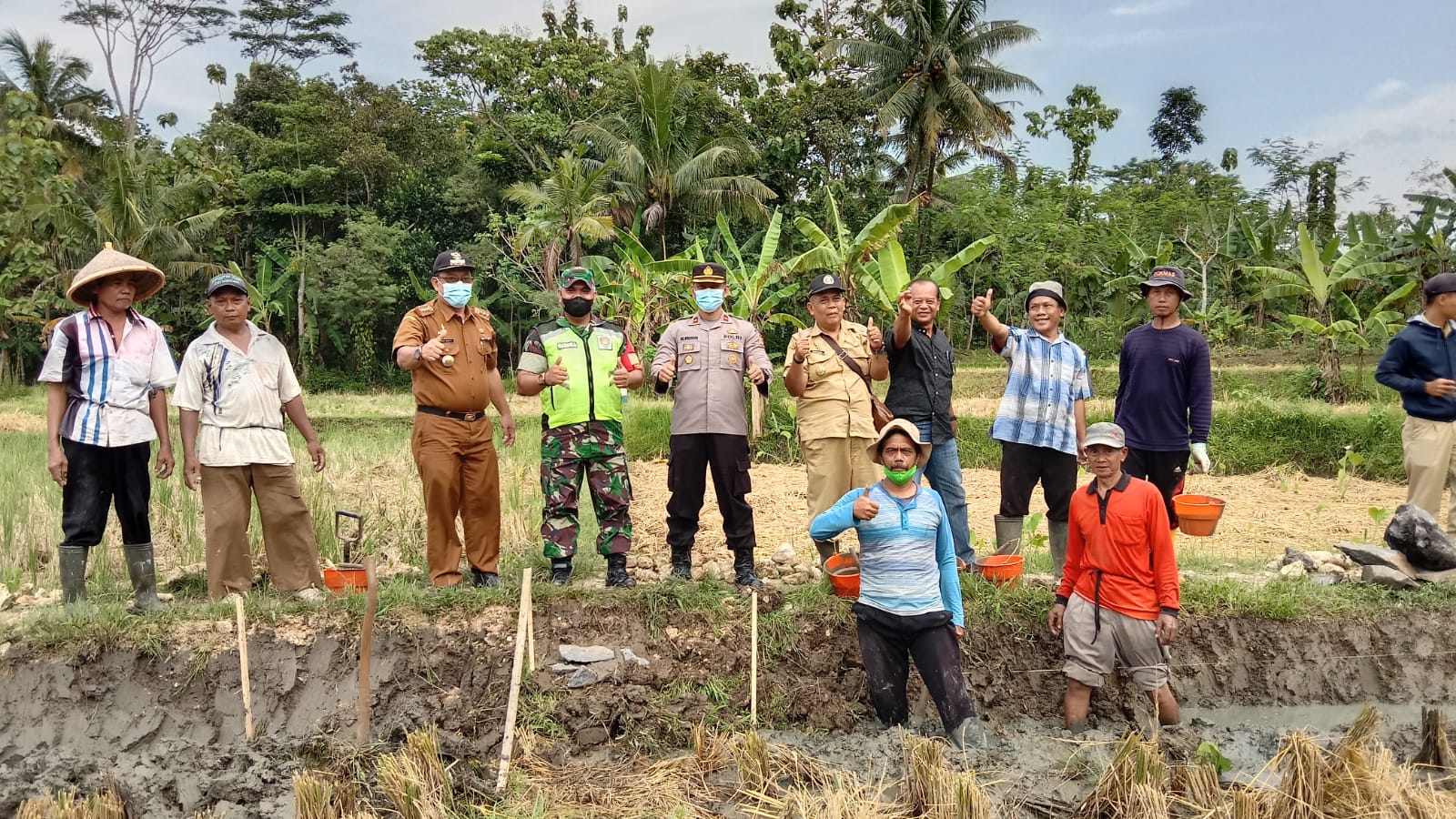 Polsek Banjarsari Polres Ciamis Hadiri Giat Peletakan Batu Pertama Pelebaran Jalan Parit Di Desa Ratawangi
