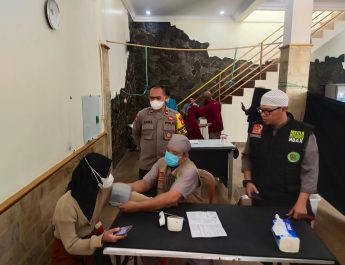 Polsek Cikarang Barat Bersama Komascipol Mengadakan Vaksin Boster