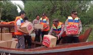 Polsek Muaragembong Salurkan Bantuan Sembako Untuk Warga Terdampak Banjir Rob