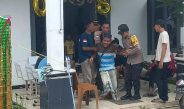 Aipda Winarno dan Petugas KPPS Gotong Royong Bantu Para Warga Disabilitas Untuk Nyoblos